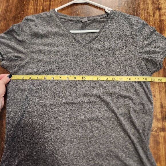 H&M gray v-neck t-shirt  - Picture 5 of 6